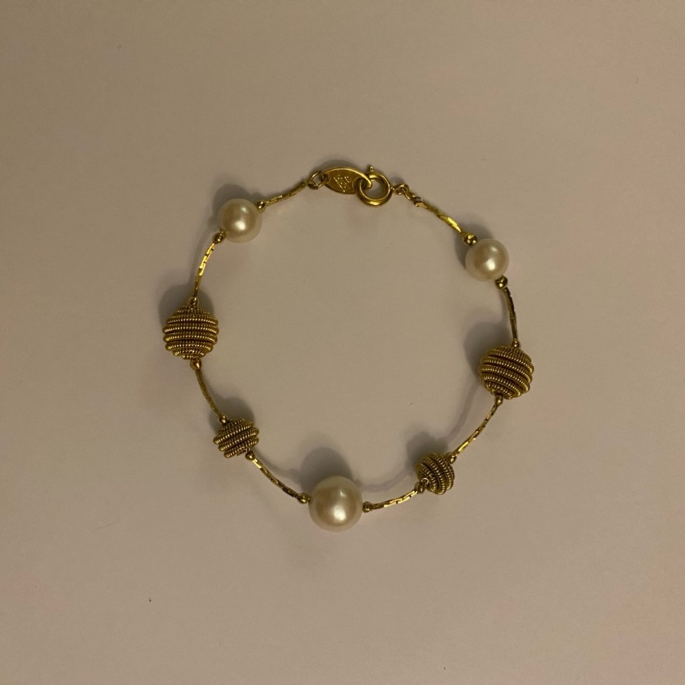 Vintage Signed Trifari Gold Tone Faux Pearl Bracelet Dainty Wedding Bride Gift - Picture 12 of 12